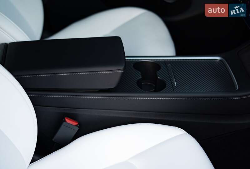 Внедорожник / Кроссовер Tesla Model Y 2024 в Киеве