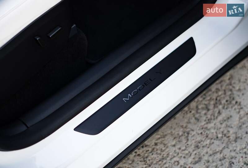 Внедорожник / Кроссовер Tesla Model Y 2024 в Киеве