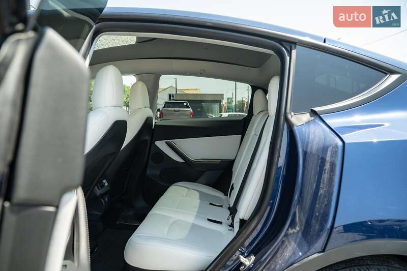 Позашляховик / Кросовер Tesla Model Y 2021 в Чернівцях