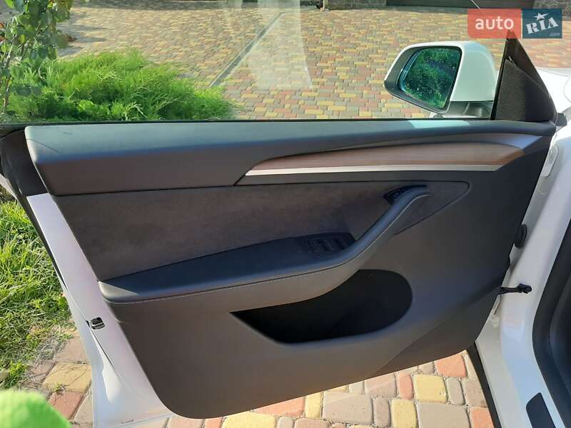 Внедорожник / Кроссовер Tesla Model Y 2023 в Киеве