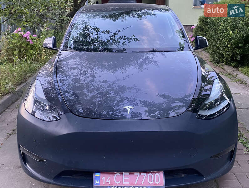 Tesla Model Y 2024