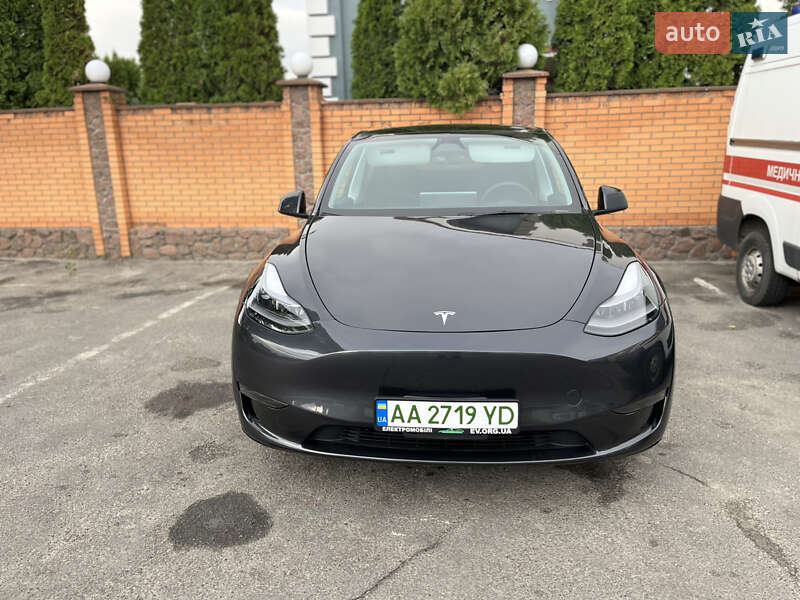 Tesla Model Y 2024