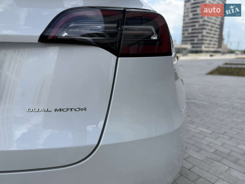 Позашляховик / Кросовер Tesla Model Y 2024 в Києві