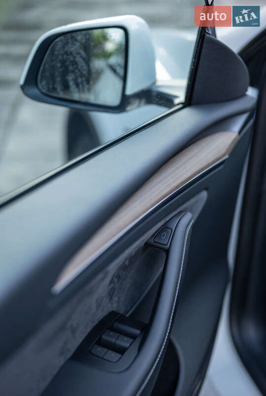 Внедорожник / Кроссовер Tesla Model Y 2023 в Киеве