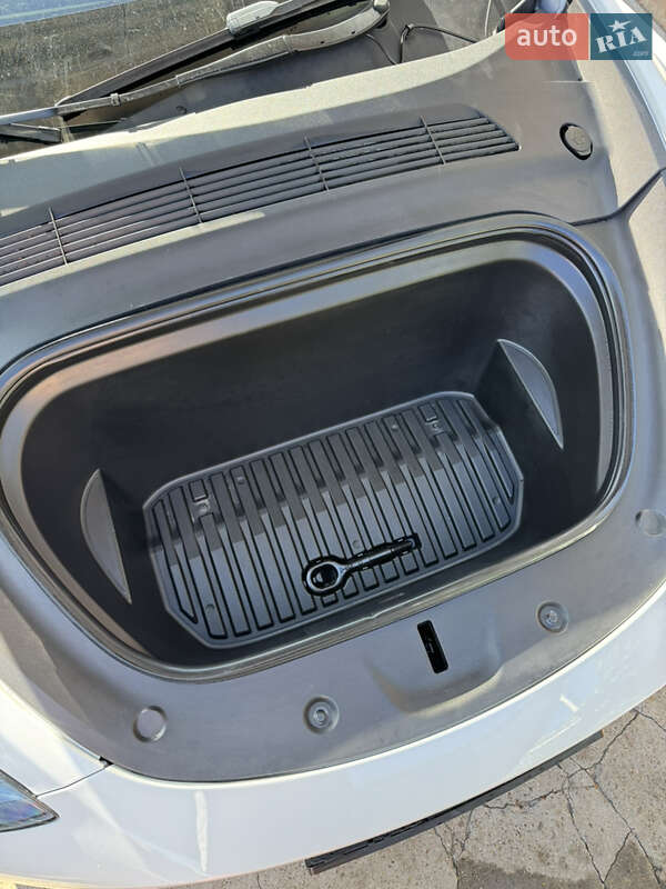 Внедорожник / Кроссовер Tesla Model Y 2023 в Могилев-Подольске