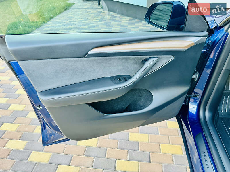 Внедорожник / Кроссовер Tesla Model Y 2023 в Киеве