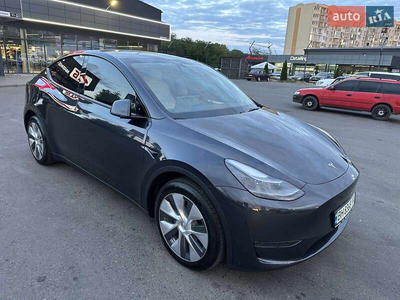Tesla Model Y 2024