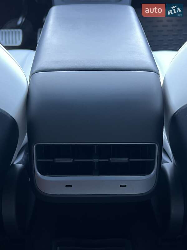 Внедорожник / Кроссовер Tesla Model Y 2022 в Киеве