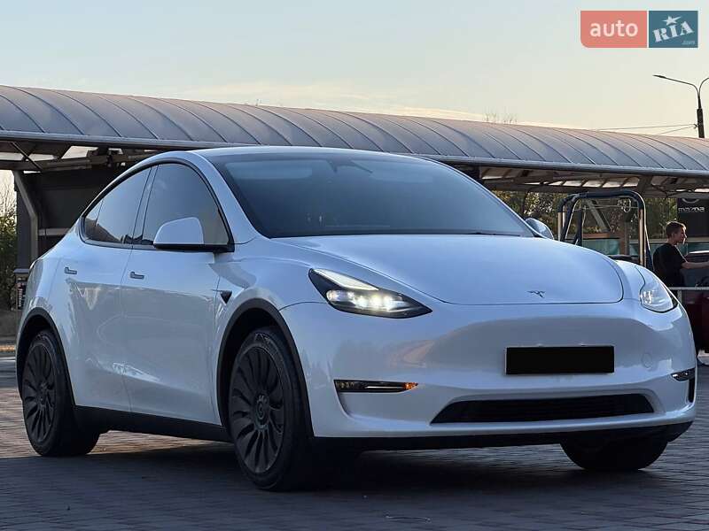 Tesla Model Y 2024