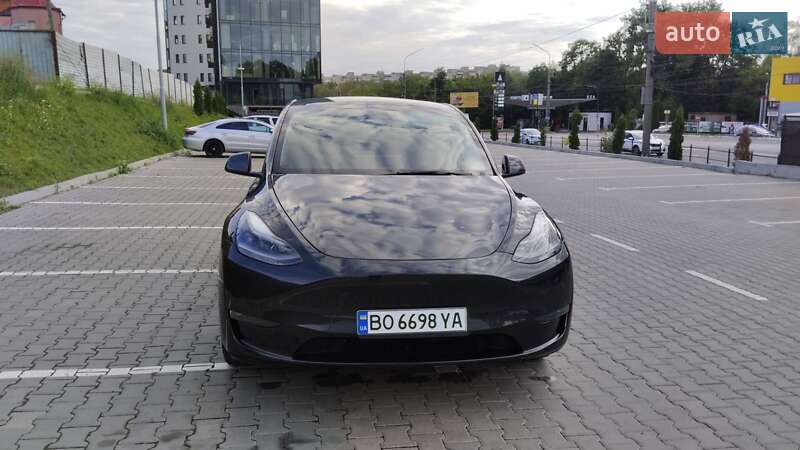 Tesla Model Y 2024