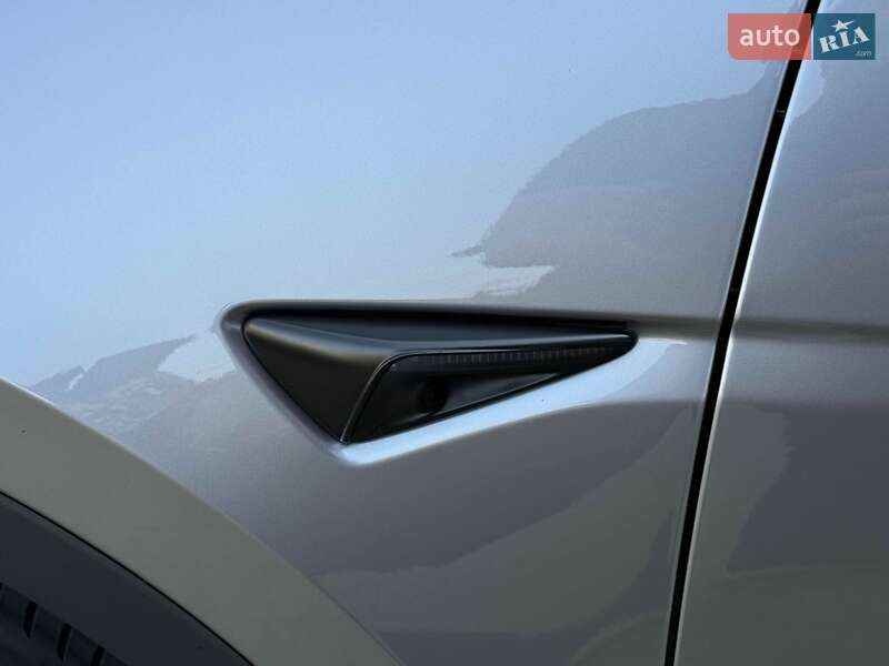 Внедорожник / Кроссовер Tesla Model Y 2023 в Львове