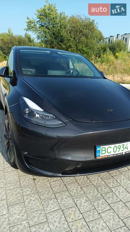 Tesla Model Y 2024