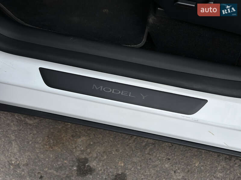Позашляховик / Кросовер Tesla Model Y 2023 в Шептицькому