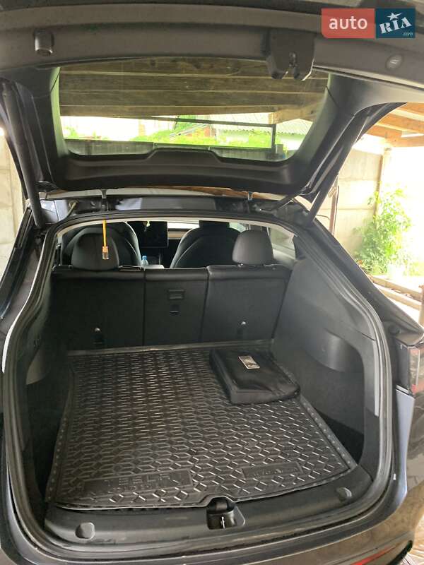 Позашляховик / Кросовер Tesla Model Y 2021 в Новомосковську