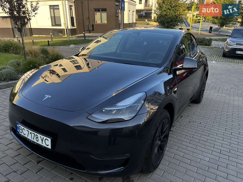 Tesla Model Y 2025