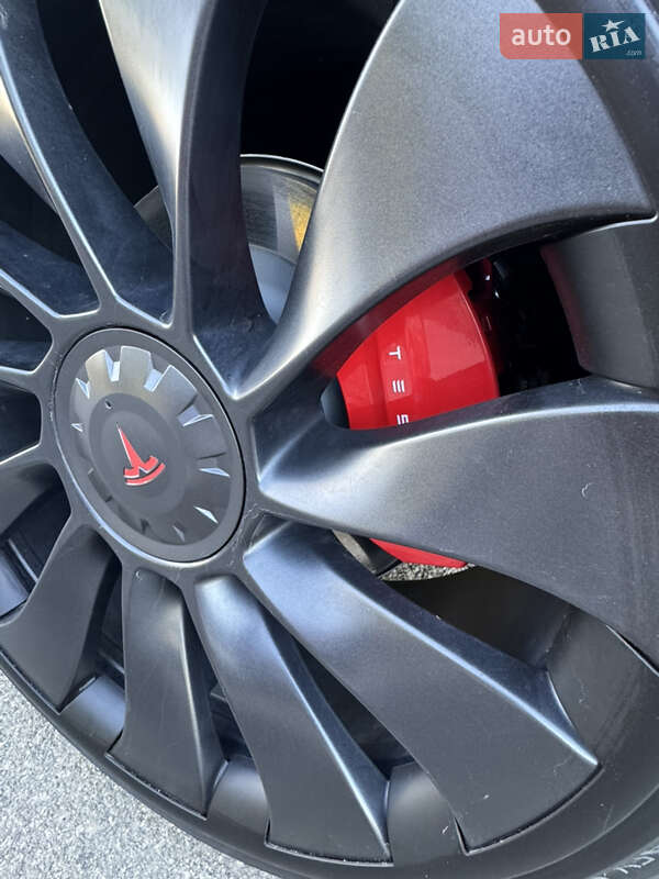 Позашляховик / Кросовер Tesla Model Y 2024 в Києві