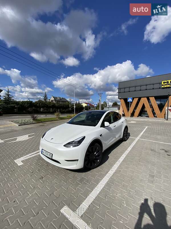Внедорожник / Кроссовер Tesla Model Y 2024 в Киеве