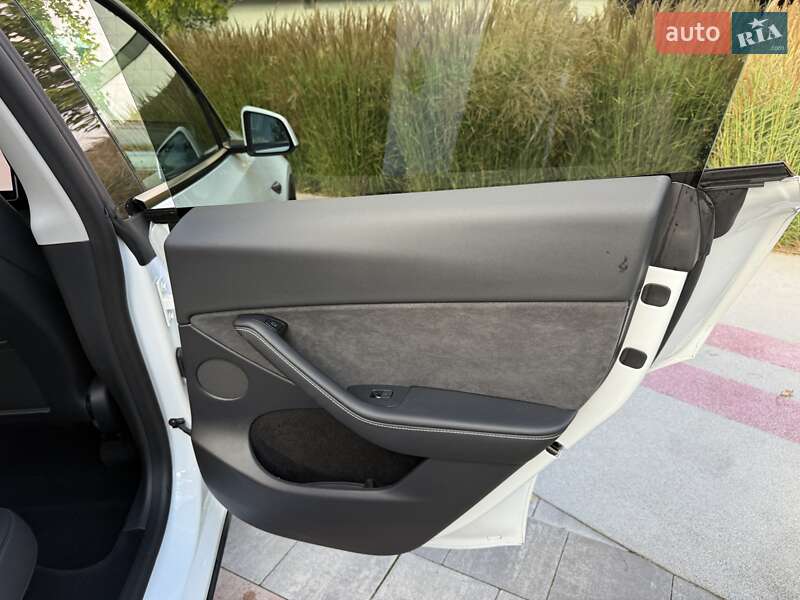 Внедорожник / Кроссовер Tesla Model Y 2023 в Киеве