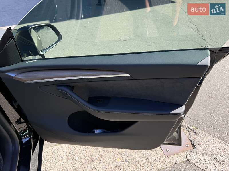 Внедорожник / Кроссовер Tesla Model Y 2024 в Киеве