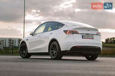 Позашляховик / Кросовер Tesla Model Y 2024 в 
