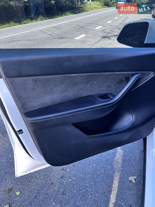 Внедорожник / Кроссовер Tesla Model Y 2021 в Ужгороде