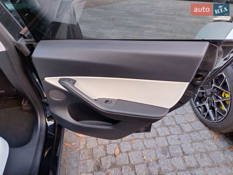 Внедорожник / Кроссовер Tesla Model Y 2021 в Киеве