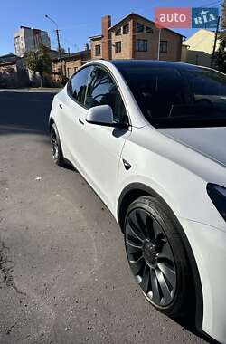 Позашляховик / Кросовер Tesla Model Y 2024 в 