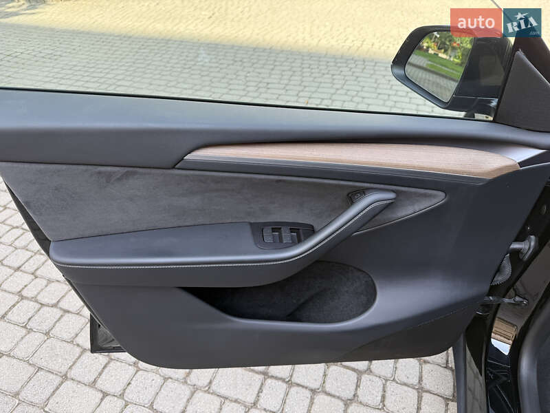Внедорожник / Кроссовер Tesla Model Y 2023 в Львове