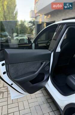 Позашляховик / Кросовер Tesla Model Y 2023 в 