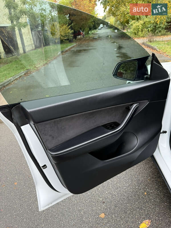 Внедорожник / Кроссовер Tesla Model Y 2020 в Вишневом