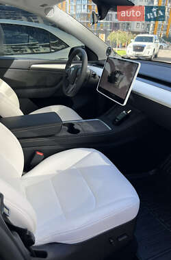 Позашляховик / Кросовер Tesla Model Y 2024 в 