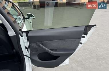 Позашляховик / Кросовер Tesla Model Y 2024 в 