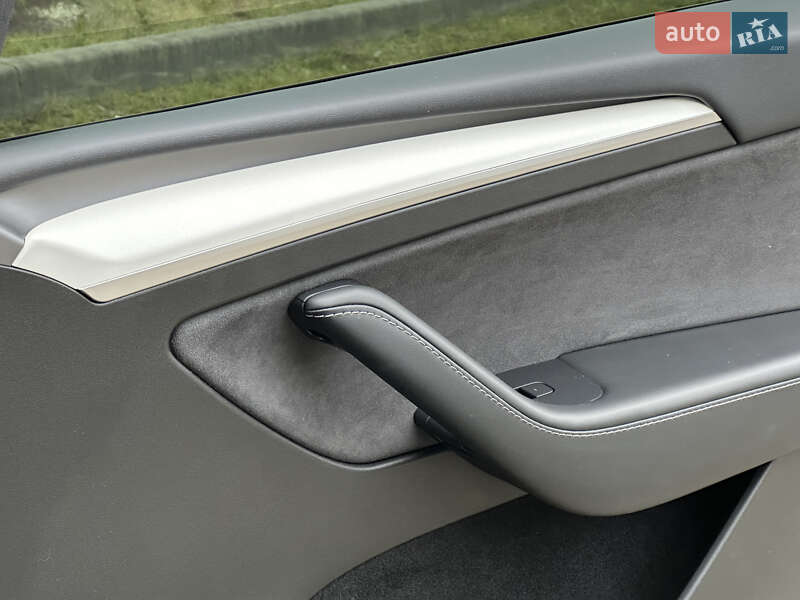 Внедорожник / Кроссовер Tesla Model Y 2023 в Стрые