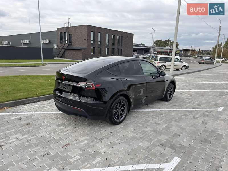 Tesla Model Y 2024