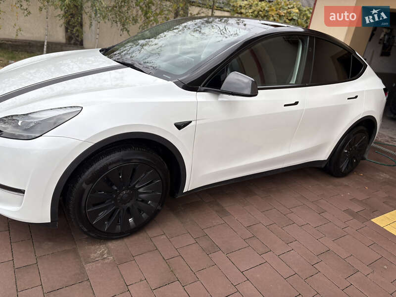 Позашляховик / Кросовер Tesla Model Y 2023 в Новояворівську