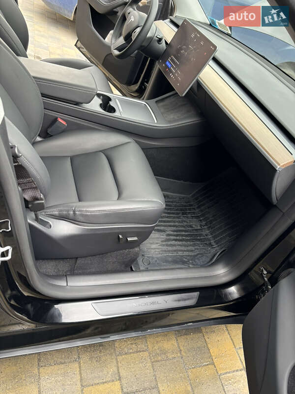 Внедорожник / Кроссовер Tesla Model Y 2024 в Тернополе