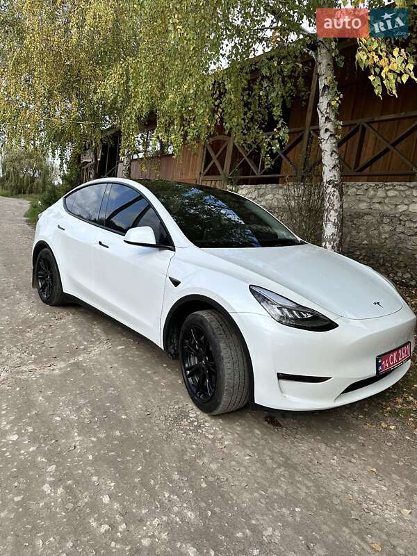 Tesla Model Y 2023