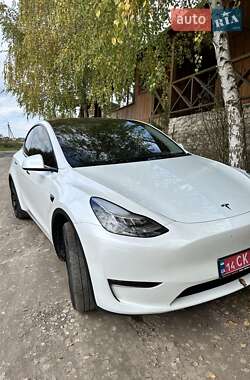 Позашляховик / Кросовер Tesla Model Y 2023 в  фото 17 Позашляховик / Кросовер Tesla Model Y 2023 в
