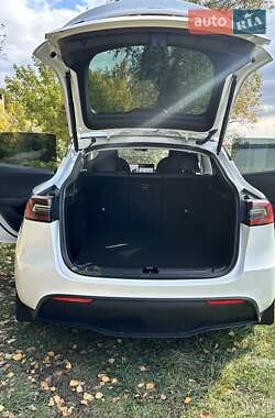 Позашляховик / Кросовер Tesla Model Y 2023 в  фото 43 Позашляховик / Кросовер Tesla Model Y 2023 в