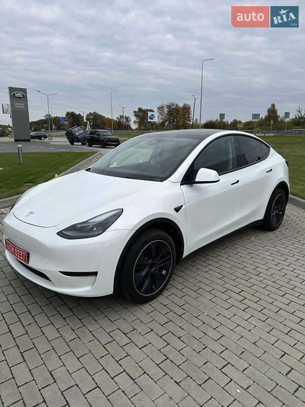 Tesla Model Y 2024