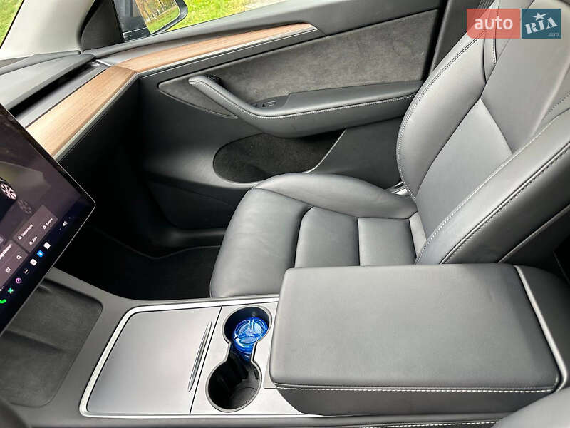 Позашляховик / Кросовер Tesla Model Y 2024 в Чернівцях фото 19 Позашляховик / Кросовер Tesla Model Y 2024 в Чернівцях