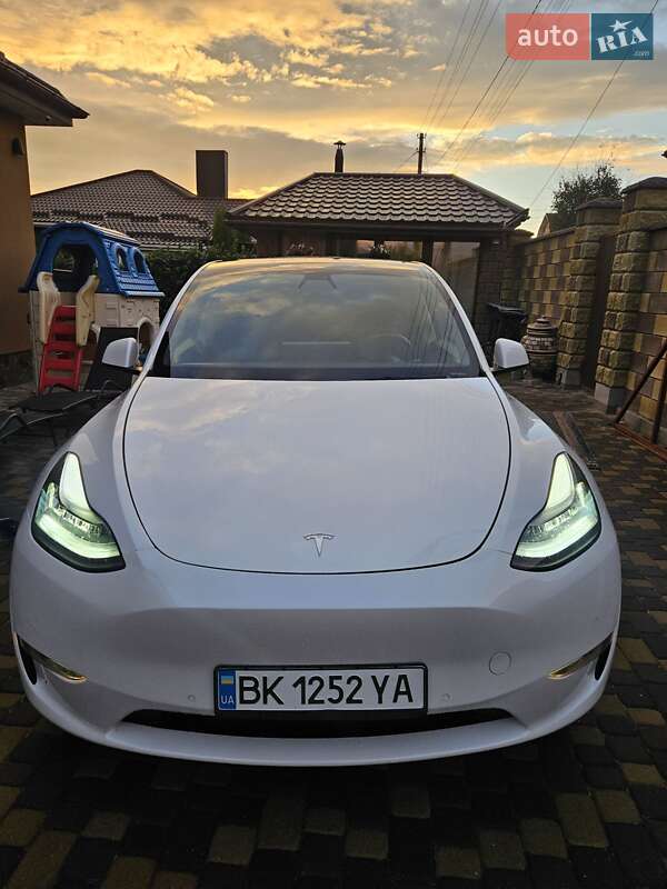 Позашляховик / Кросовер Tesla Model Y 2021 в Рівному