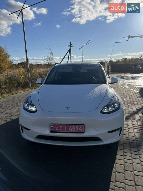 Tesla Model Y 2024