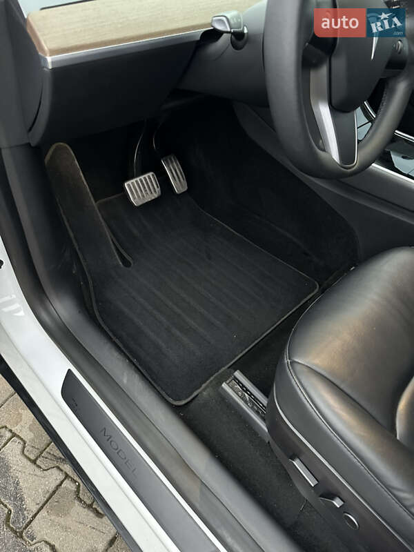 Позашляховик / Кросовер Tesla Model Y 2020 в Чернівцях фото 17 Позашляховик / Кросовер Tesla Model Y 2020 в Чернівцях