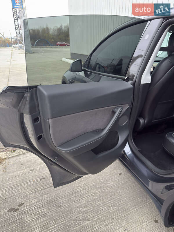 Внедорожник / Кроссовер Tesla Model Y 2023 в Черновцах