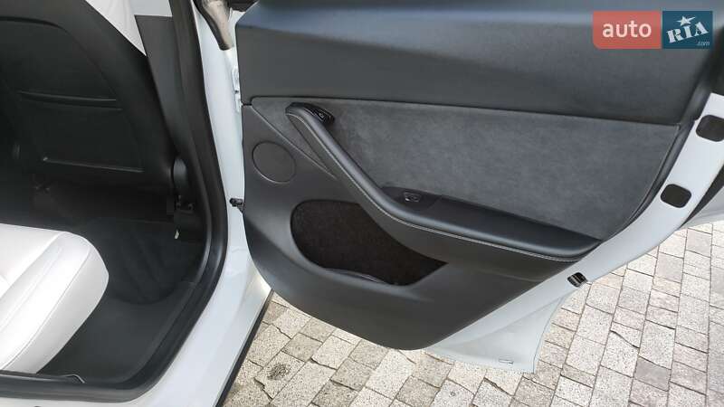 Внедорожник / Кроссовер Tesla Model Y 2024 в Киеве