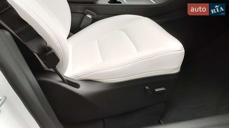 Внедорожник / Кроссовер Tesla Model Y 2024 в Киеве