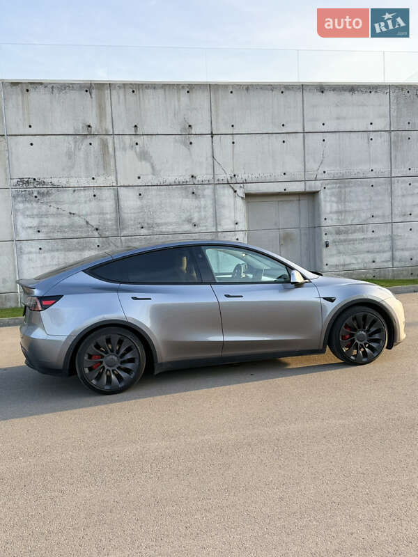 Позашляховик / Кросовер Tesla Model Y 2024 в Києві фото 10 Позашляховик / Кросовер Tesla Model Y 2024 в Києві