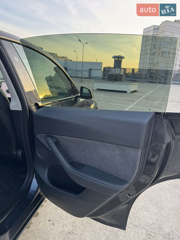Позашляховик / Кросовер Tesla Model Y 2024 в Києві фото 17 Позашляховик / Кросовер Tesla Model Y 2024 в Києві