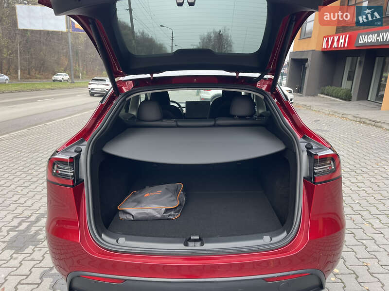 Позашляховик / Кросовер Tesla Model Y 2025 в Чернівцях